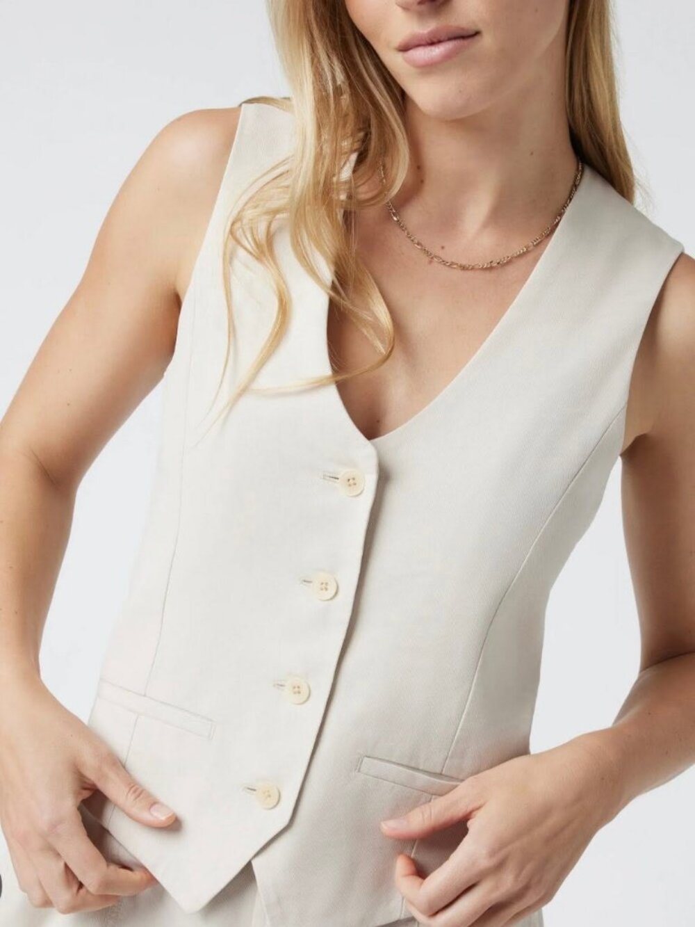Vuori | Womens Coastline Vest in Milkweed Beige, size Small